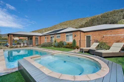 Apartamento Collins Retreat - 4 Bedroom Home With Pool