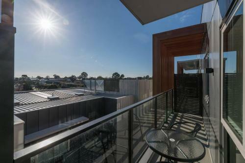 Stylish Box Hill 1 Bedroom Apartment W/parking