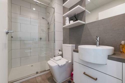 Stylish Box Hill 1 Bedroom Apartment W/parking