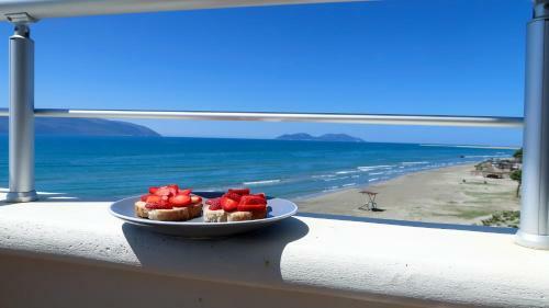On The Beach (literally) Stylish Apartment With Free P