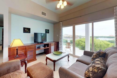 Suite B103 Mara Laguna