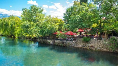 Charming Cottage With Private River Beach