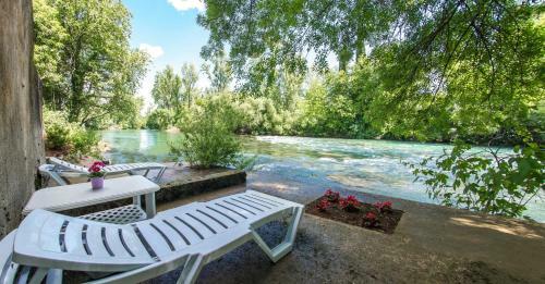 Charming Cottage With Private River Beach