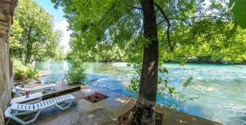 Charming Cottage With Private River Beach