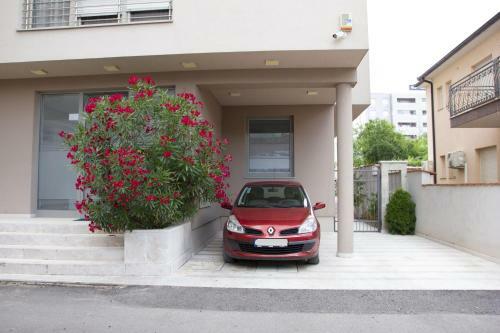 Ina Apartments