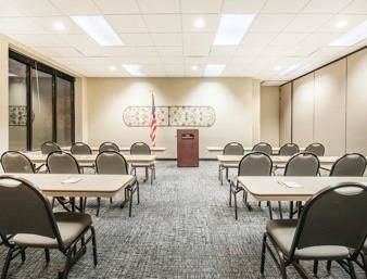 Hotel Howard Johnson Inn & Suites