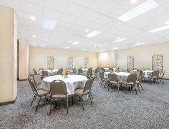 Hotel Howard Johnson Inn & Suites