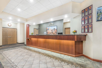 Hotel Howard Johnson Inn & Suites