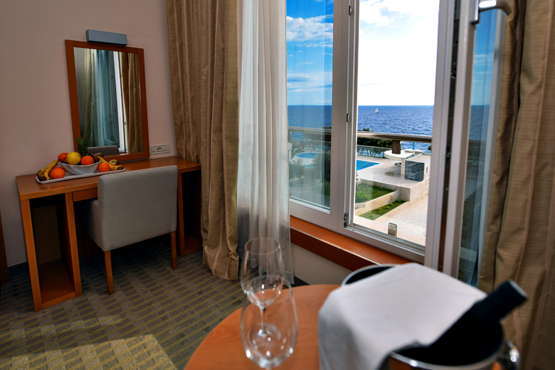 Luna Island Hotel