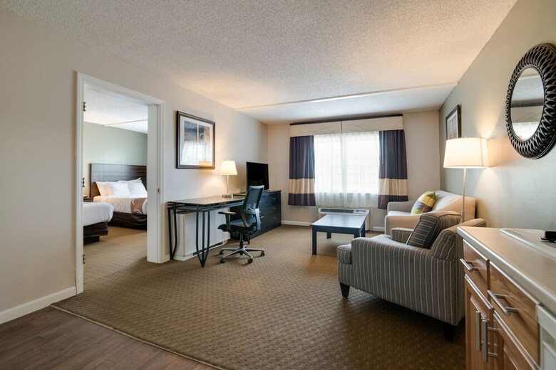 Hotel Fireside Inn & Suites