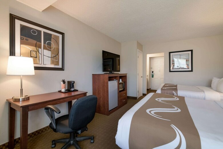 Hotel Fireside Inn & Suites