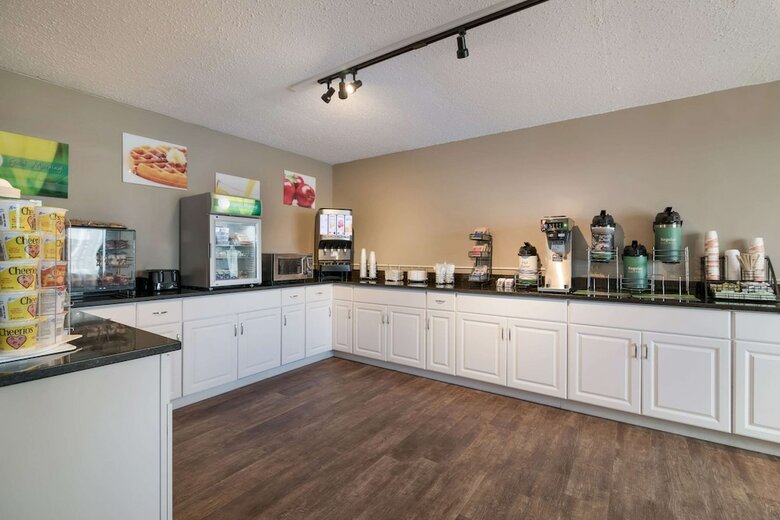 Hotel Fireside Inn & Suites