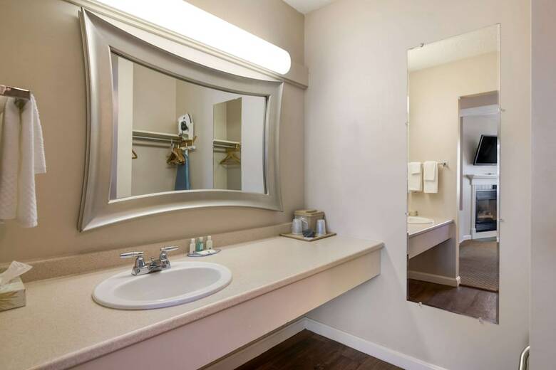 Hotel Fireside Inn & Suites