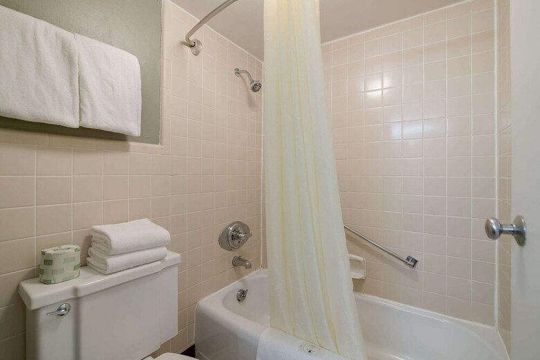 Hotel Fireside Inn & Suites