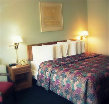 Hotel Fireside Inn & Suites