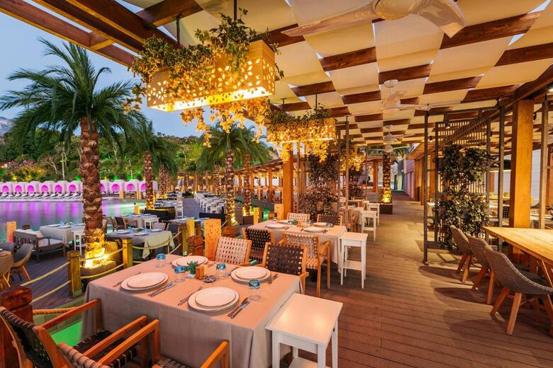 Hotel Cratos Premium
