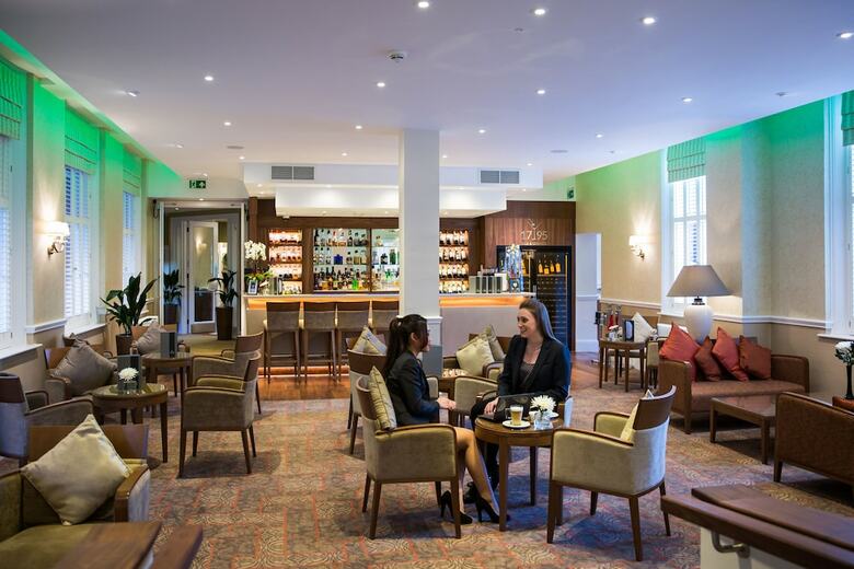Hotel Oakley Hall