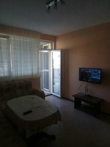 Private Apartment In Sunny House Family