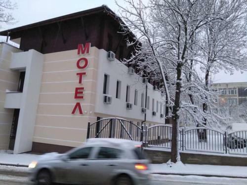 Motel Complex Friends