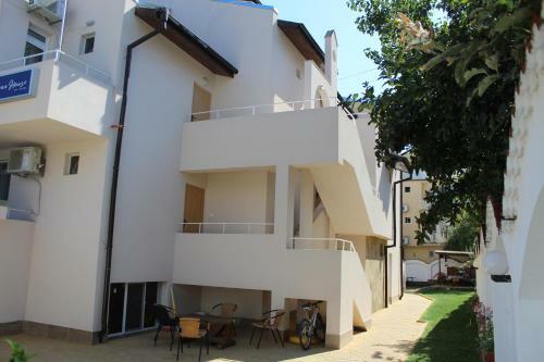 Hostal Siana House