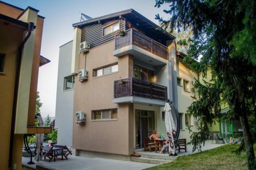 Hostal Guest House Dinevi