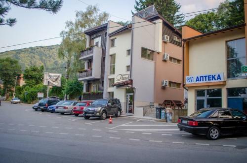 Hostal Guest House Dinevi