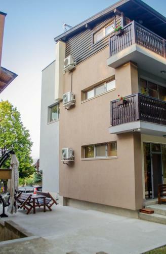 Hostal Guest House Dinevi