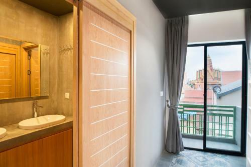 Rs III Location Hostel