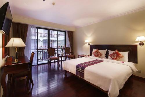 Smiling Deluxe Hotel