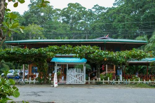 Hotel La Isla Inn