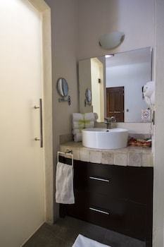Monteleon Hotel And Suites