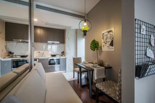 Hostal Timeless Series 2/ Guesthouse With Curved Panoramic Floor-to-ceiling Window