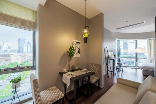 Hostal Timeless Series 2/ Guesthouse With Curved Panoramic Floor-to-ceiling Window