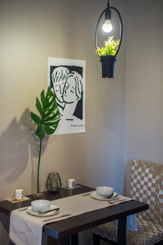 Hostal Timeless Series 2/ Guesthouse With Curved Panoramic Floor-to-ceiling Window