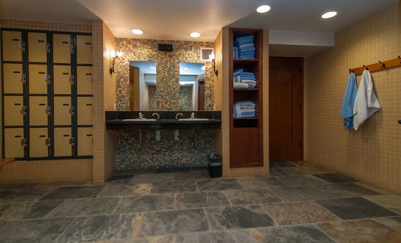 Fox Hotel And Suites