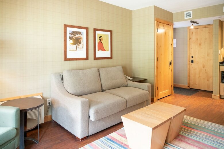 Fox Hotel And Suites