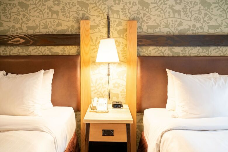 Fox Hotel And Suites