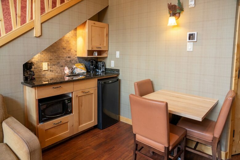 Fox Hotel And Suites