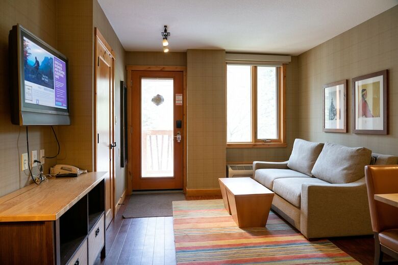 Fox Hotel And Suites