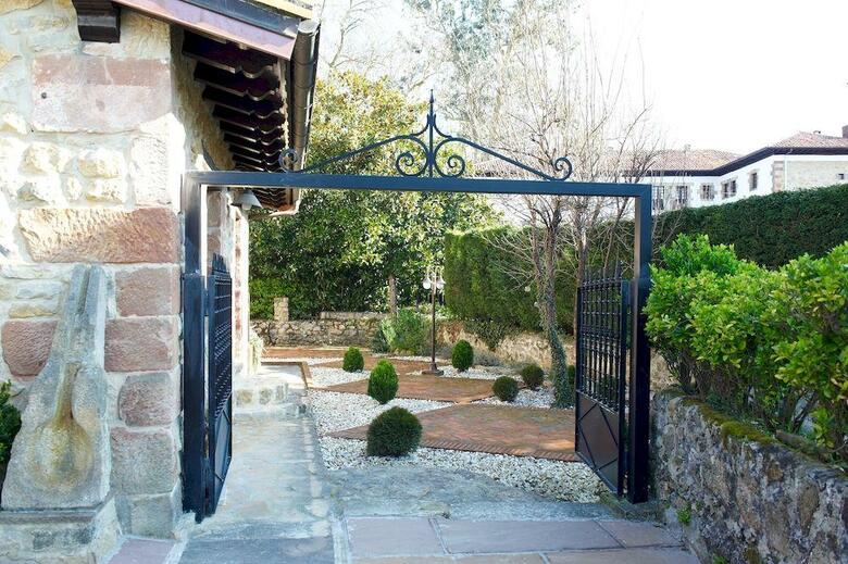Hotel La Casona De Revolgo