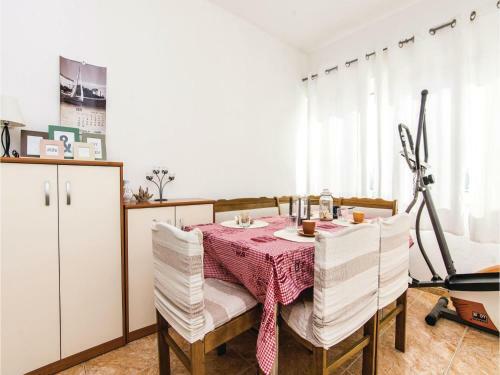 Four-bedroom Holiday Home In Bibinje