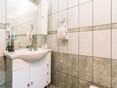 Four-bedroom Holiday Home In Bibinje