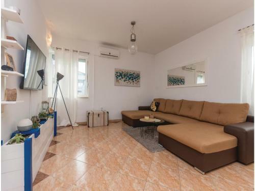 Four-bedroom Holiday Home In Bibinje