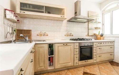 Four-bedroom Holiday Home In Bibinje