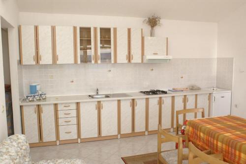 Apartments By The Sea Bol (Brac) - 2905