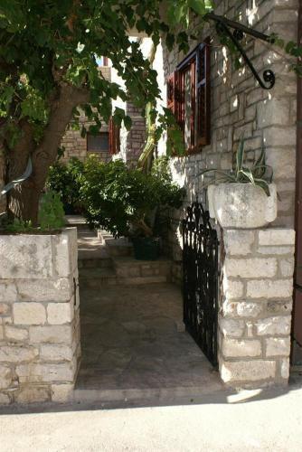 Apartments By The Sea Bol (Brac) - 2905