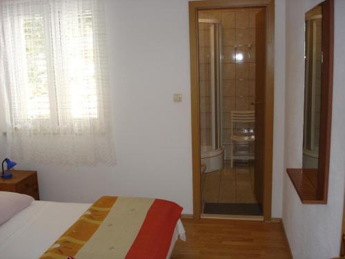 Apartments By The Sea Brela (Makarska) - 13052