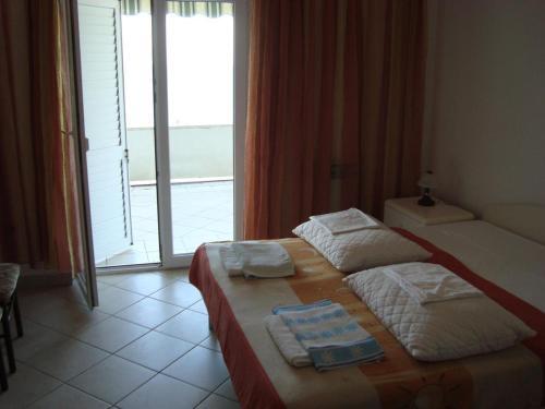 Apartments By The Sea Brela (Makarska) - 13052