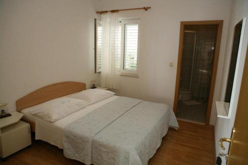 Apartments By The Sea Brela (Makarska) - 13052