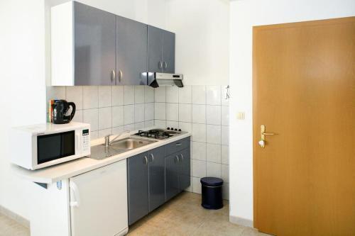 Apartments By The Sea Brela (Makarska) - 13052